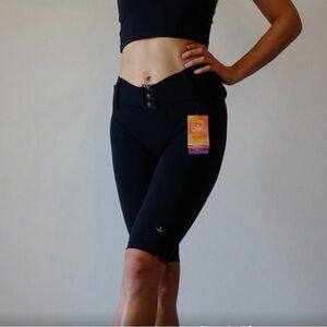 VATA Brasil Knee Pants Black hot yoga stretches size small to medium!